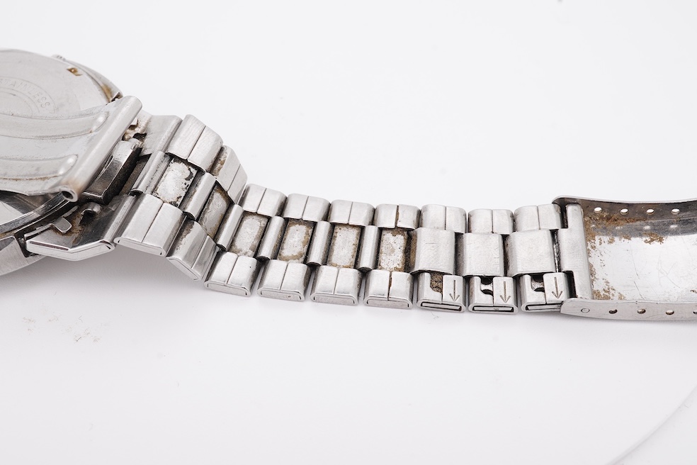 A gentleman's steel Seiko 5 Automatic wrist watch, with oval dial, baton numerals and date aperture, case diameter 40mm, case back numbered 228258, on a stainless steel Seiko bracelet(a.f.), no box or papers. Condition -